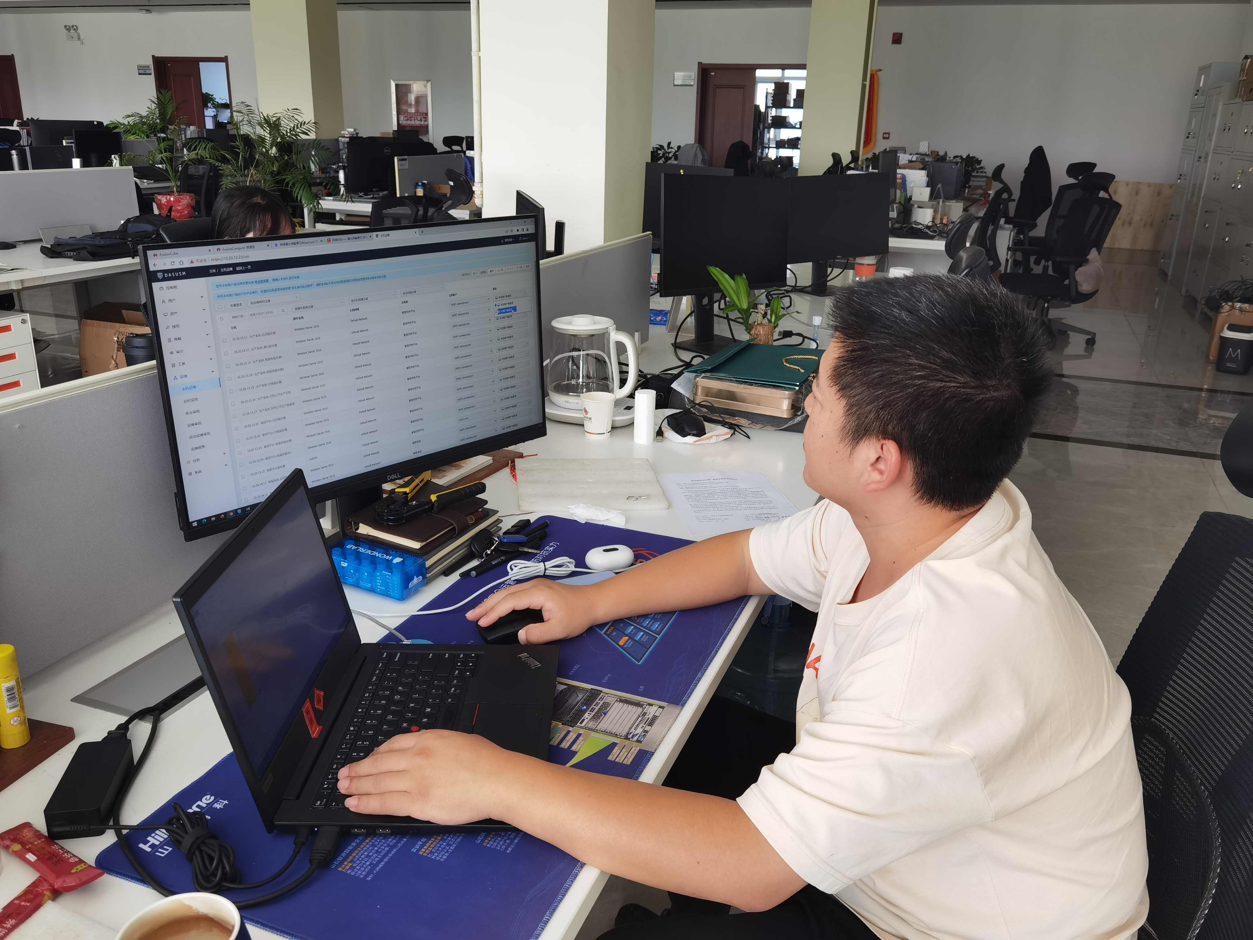 【雙節我在崗】研發一線守初心,服務保障顯擔當(圖2) 網絡組趙佳盛遠程協助解決云平臺上網絡通訊異常.jpg