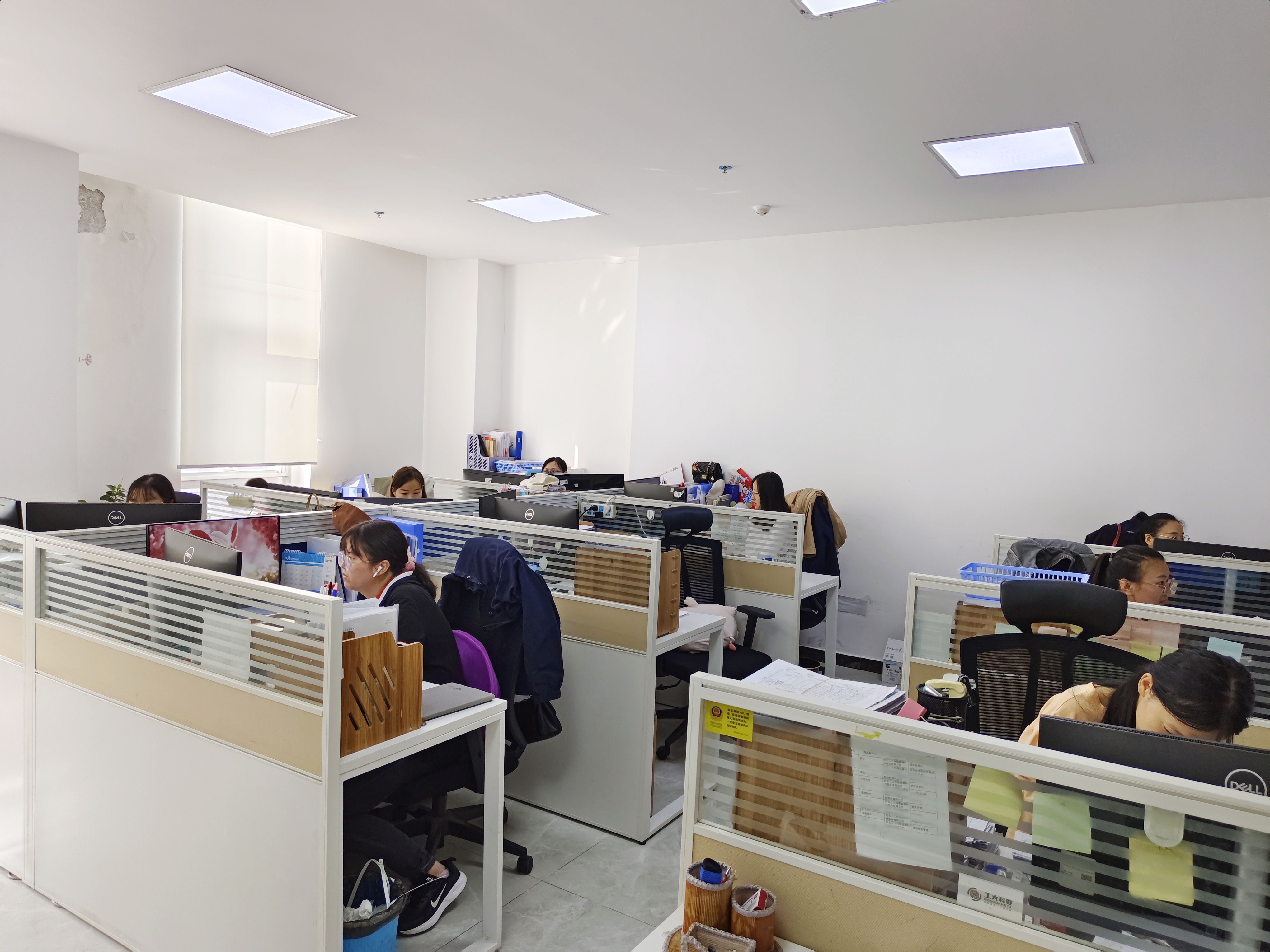 【雙節我在崗】研發一線守初心,服務保障顯擔當(圖10) 財務部全體員工中秋節依然堅守崗位,為了月底的結賬工作和開票及納稅工作加班加點的完成既定工作.jpg