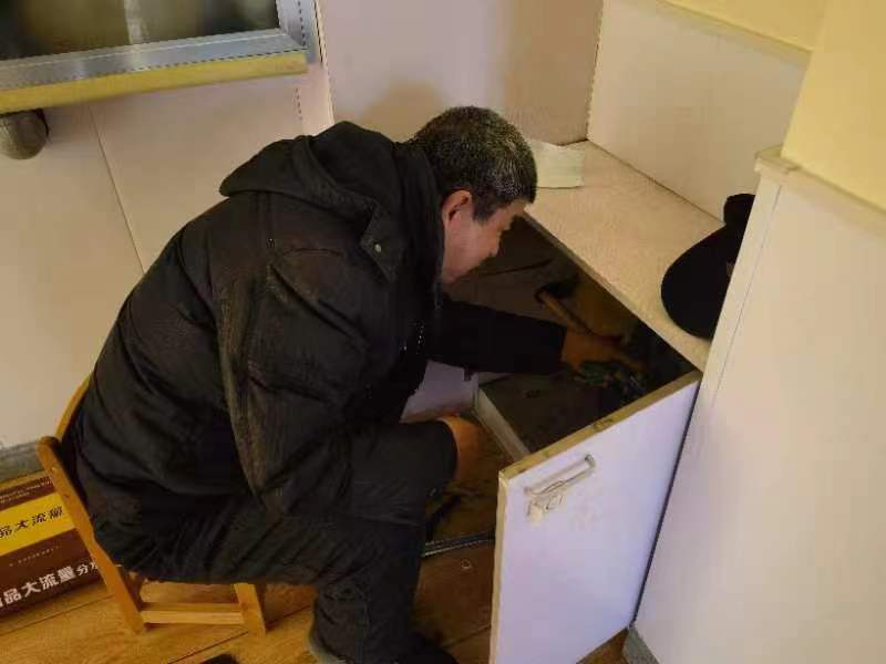 @工大科雅人,請查收來自五湖四海的表揚信!(圖13) 圖8:供熱運行部王金生到幼兒園維修.jpg