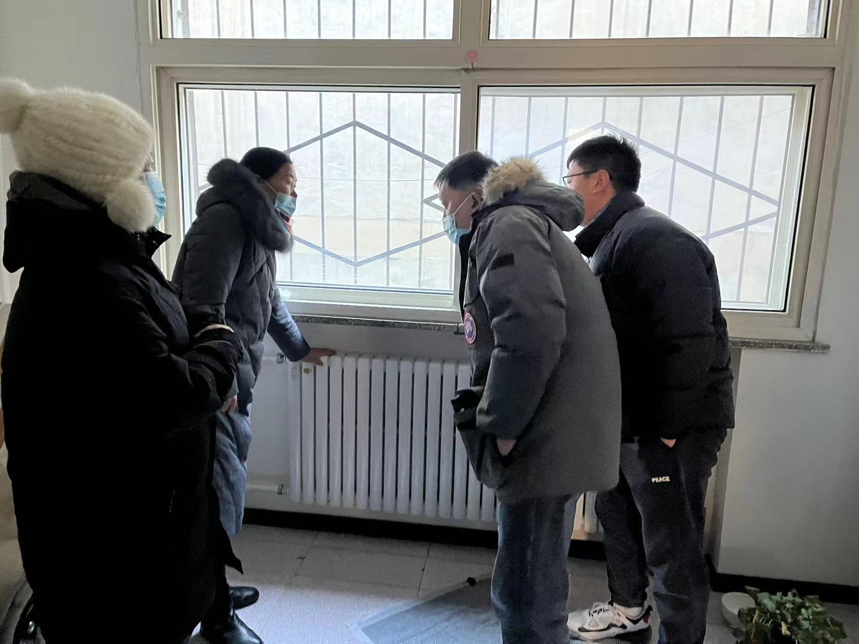 @工大科雅人,請查收來自五湖四海的表揚信!(圖15) 圖10:供熱運行部人員上門排查原因.jpg