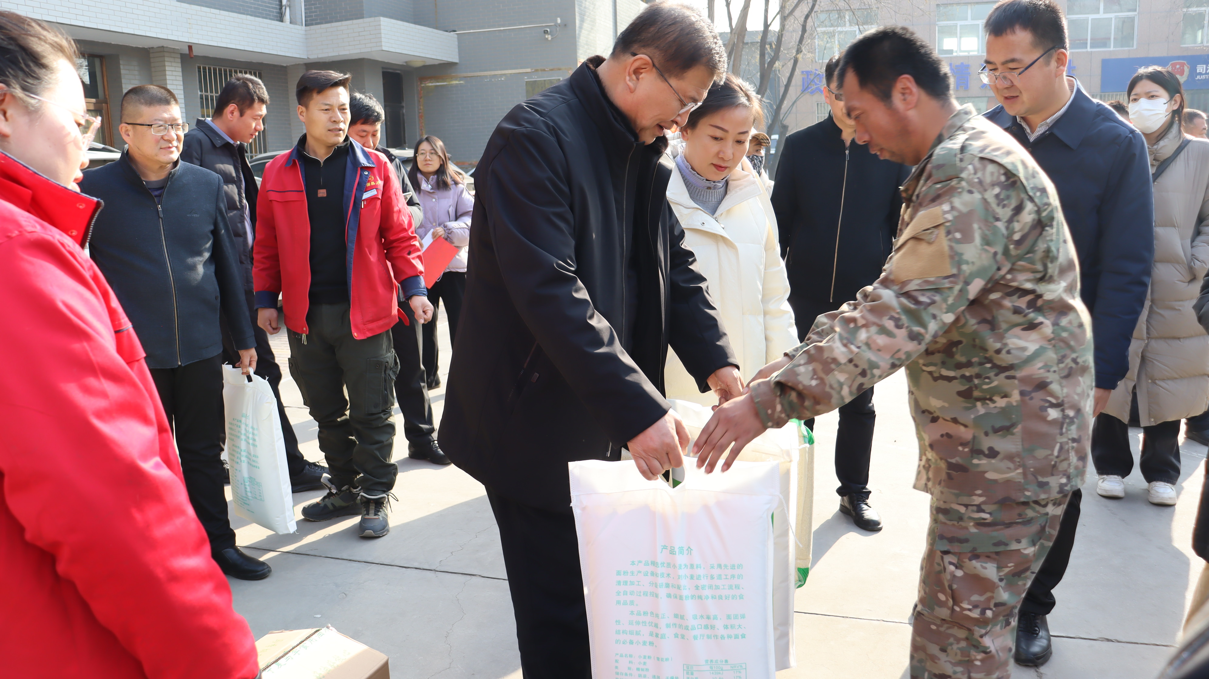 關愛民生,情暖寒冬丨工大科雅春節慰問獻愛心(圖2) 微信圖片_20250123115828.jpg