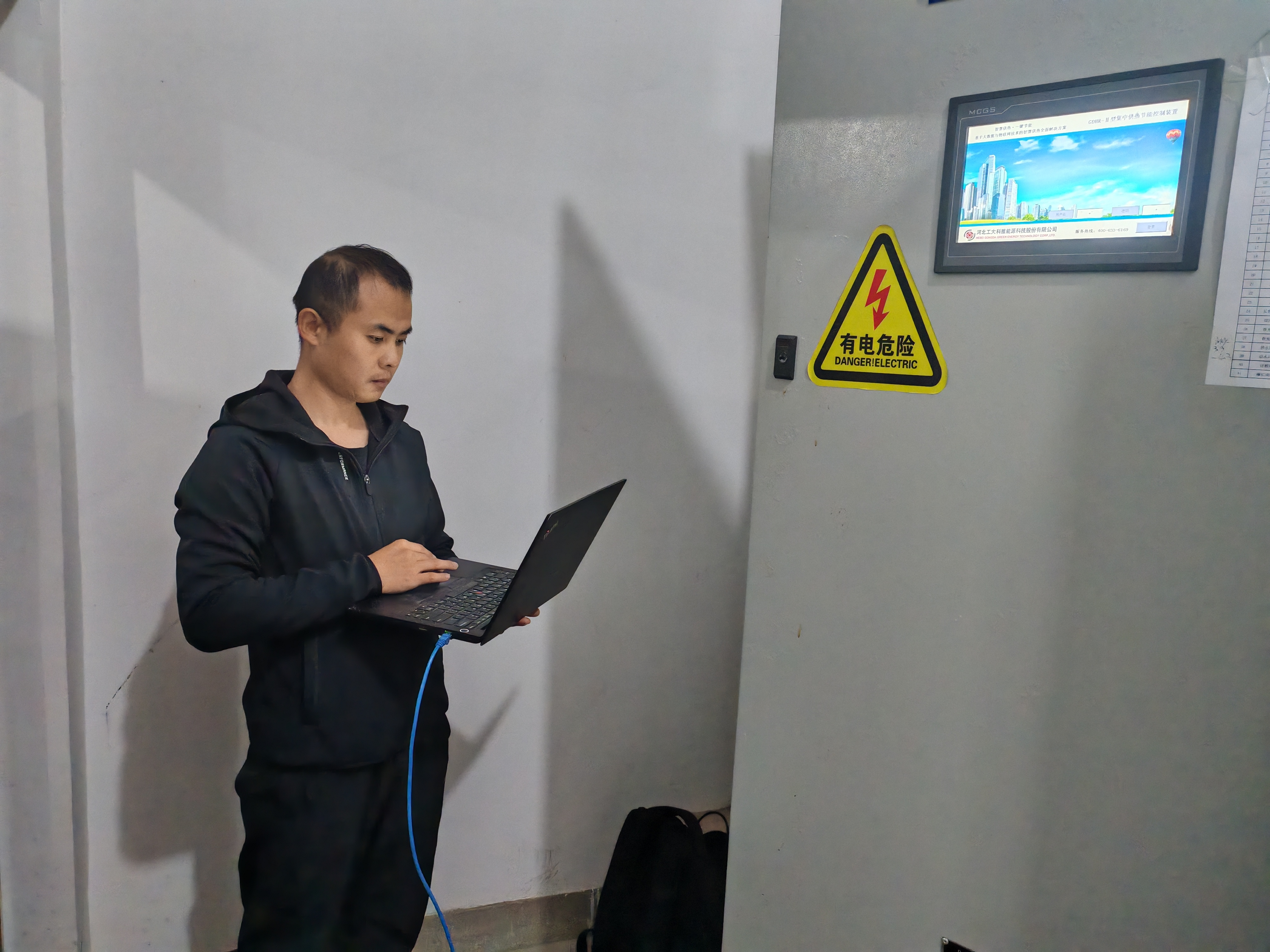 假期落幕暖意續(xù)!工大科雅人雙節(jié)堅(jiān)守崗位,守護(hù)萬(wàn)家溫(圖1) 甘肅事業(yè)部-酒泉智慧供熱項(xiàng)目調(diào)試.jpg