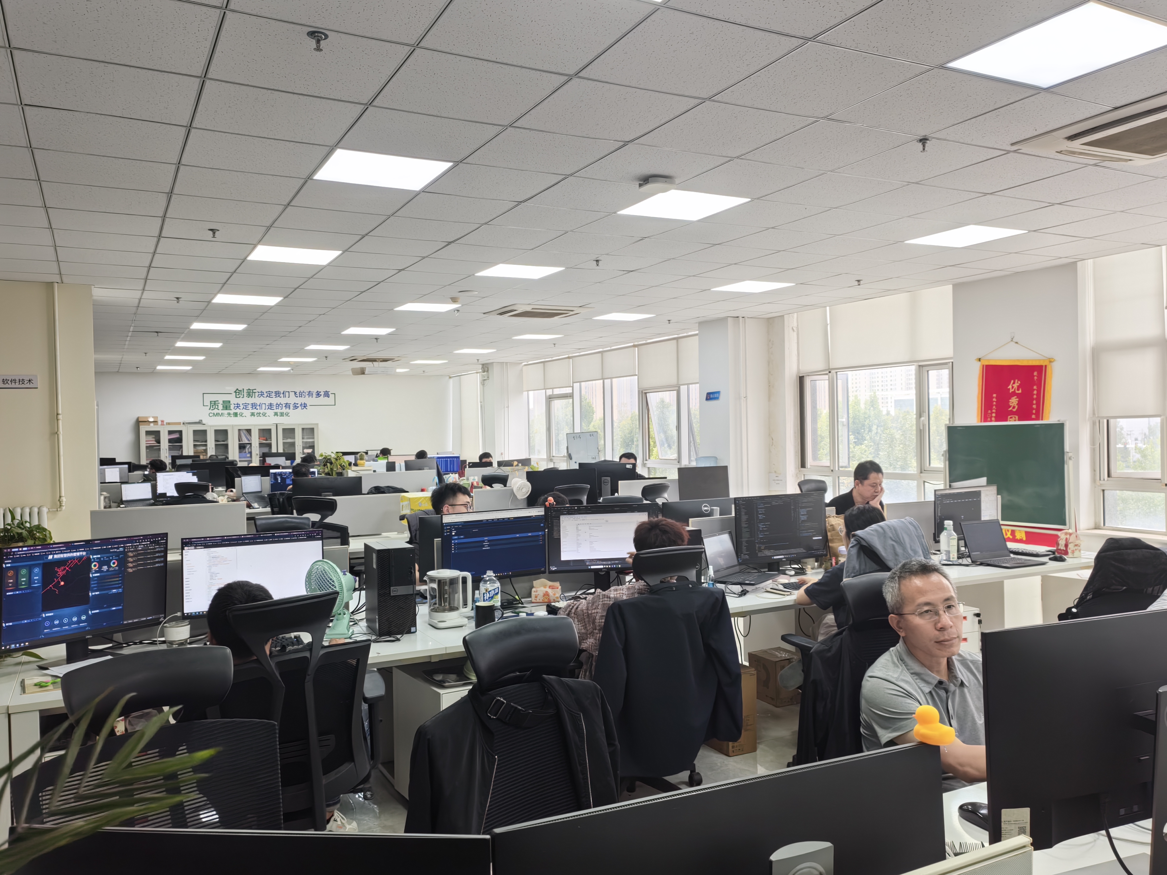 假期落幕暖意續(xù)!工大科雅人雙節(jié)堅(jiān)守崗位,守護(hù)萬(wàn)家溫(圖7) 微信圖片_20251008111724.jpg