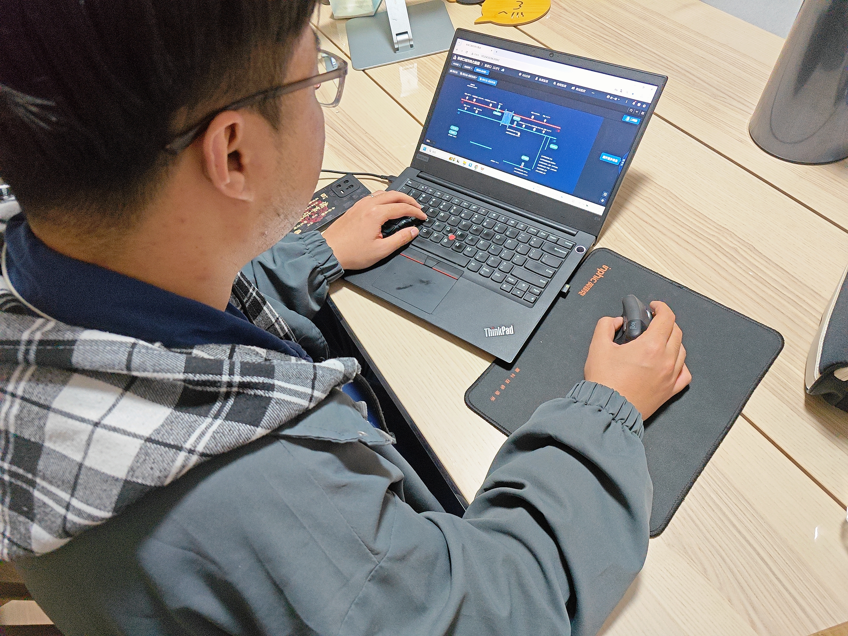 假期落幕暖意續(xù)!工大科雅人雙節(jié)堅(jiān)守崗位,守護(hù)萬(wàn)家溫(圖8) 史一諾支持遷安項(xiàng)目加班.jpg