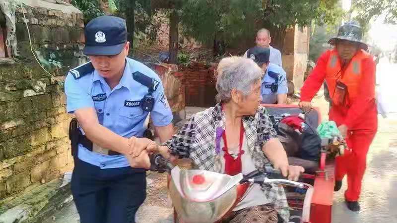 河南抗洪救災(zāi)中的“工大科雅”力量(圖2) 河南抗洪救災(zāi)中的“工大科雅”力量(圖2)